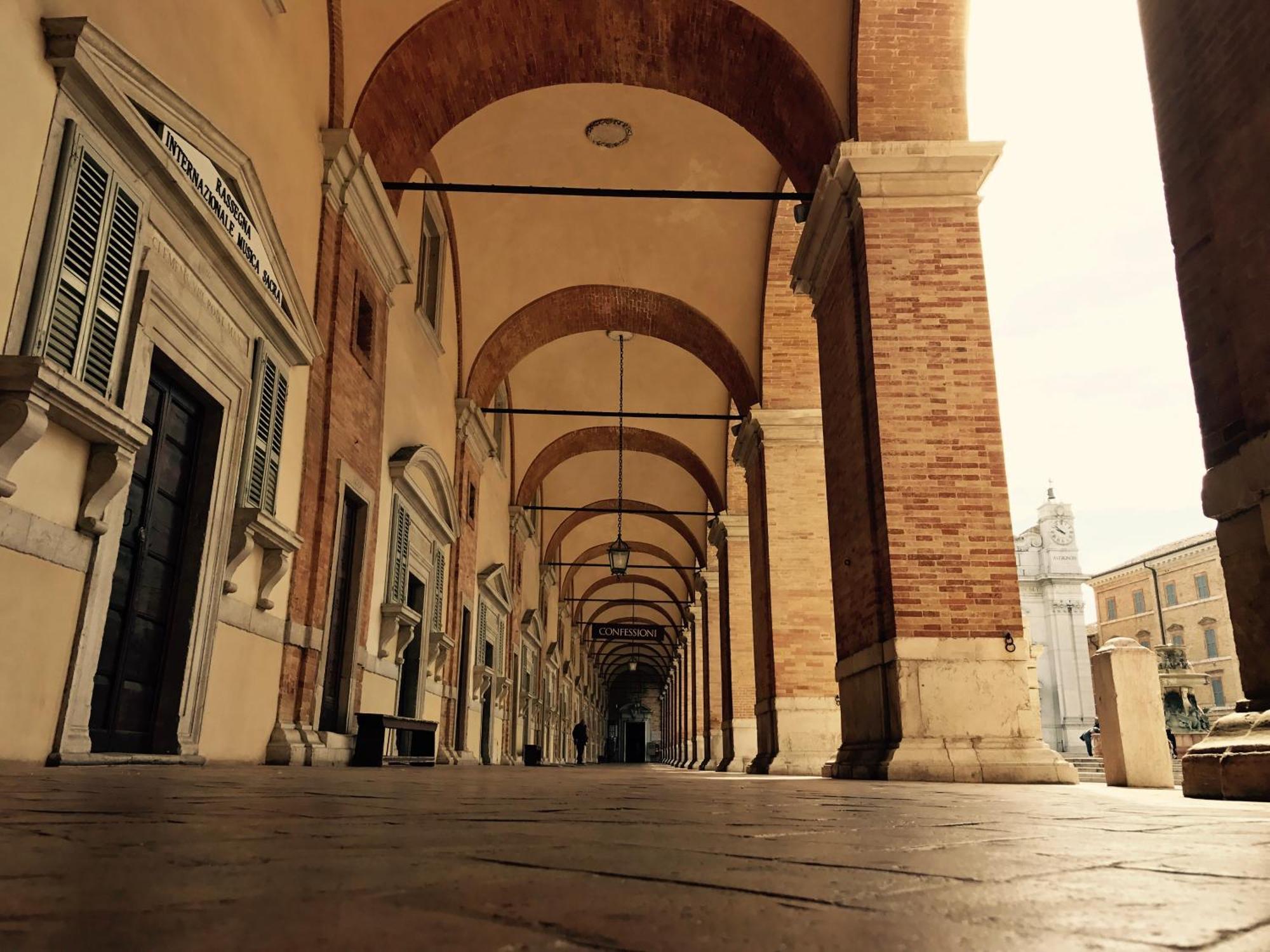 Hotel Pellegrino E Pace Loreto Exterior photo