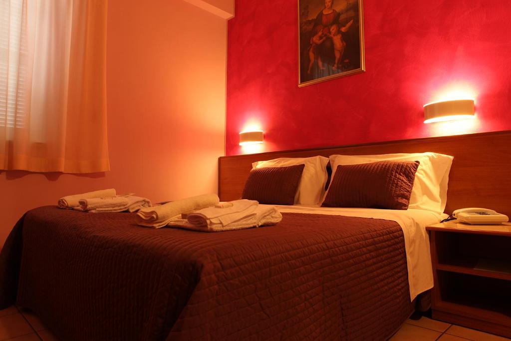 Hotel Pellegrino E Pace Loreto Exterior photo